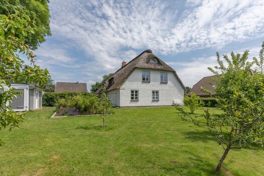 Dörpshus - Großer Garten umzäunt von einer Hecke 