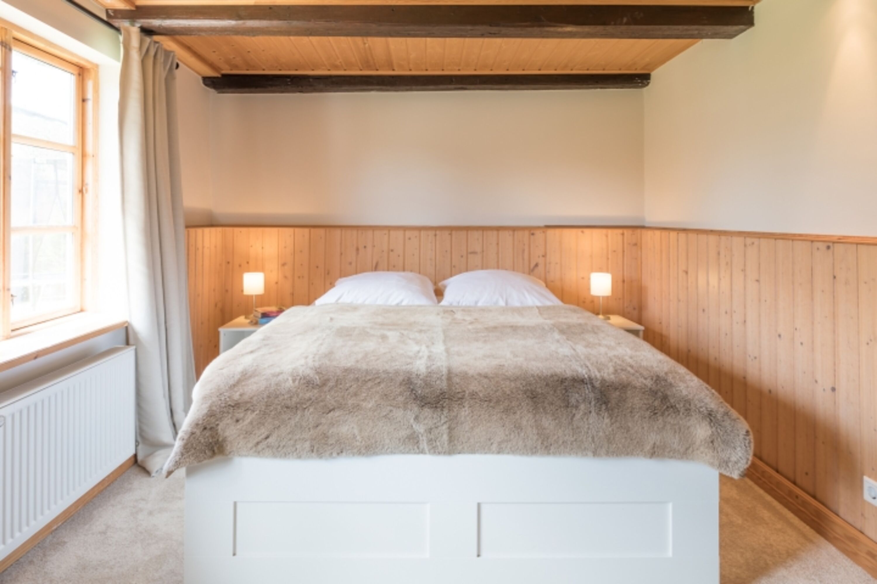 Dörpshus - Schlafzimmer mit großem Doppelbett im EG 