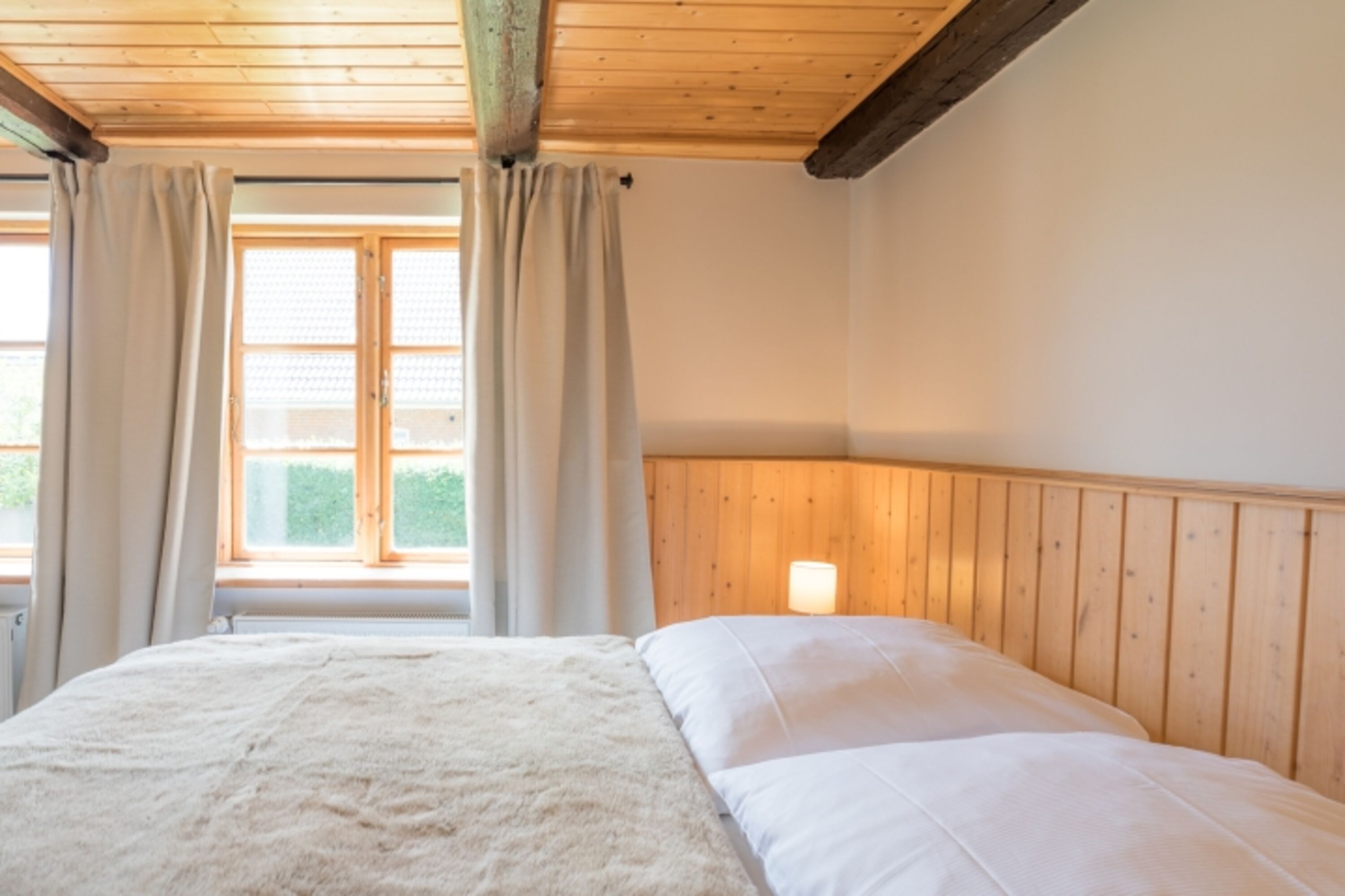 Dörpshus - Schlafzimmer mit großem Doppelbett im EG 
