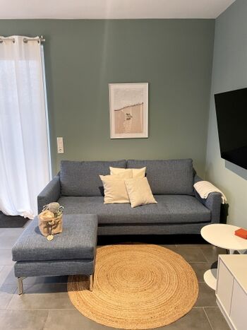 Wohnzimmer mit TV und Netflix, TV ist schwenkbar