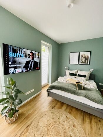 schwenkbarer TV im Schlafzimmer mit Netflix 