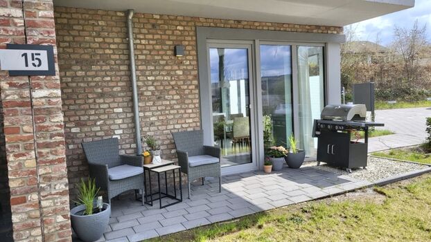 Terrasse mit Sitzmöglichkeiten und Gasgrill