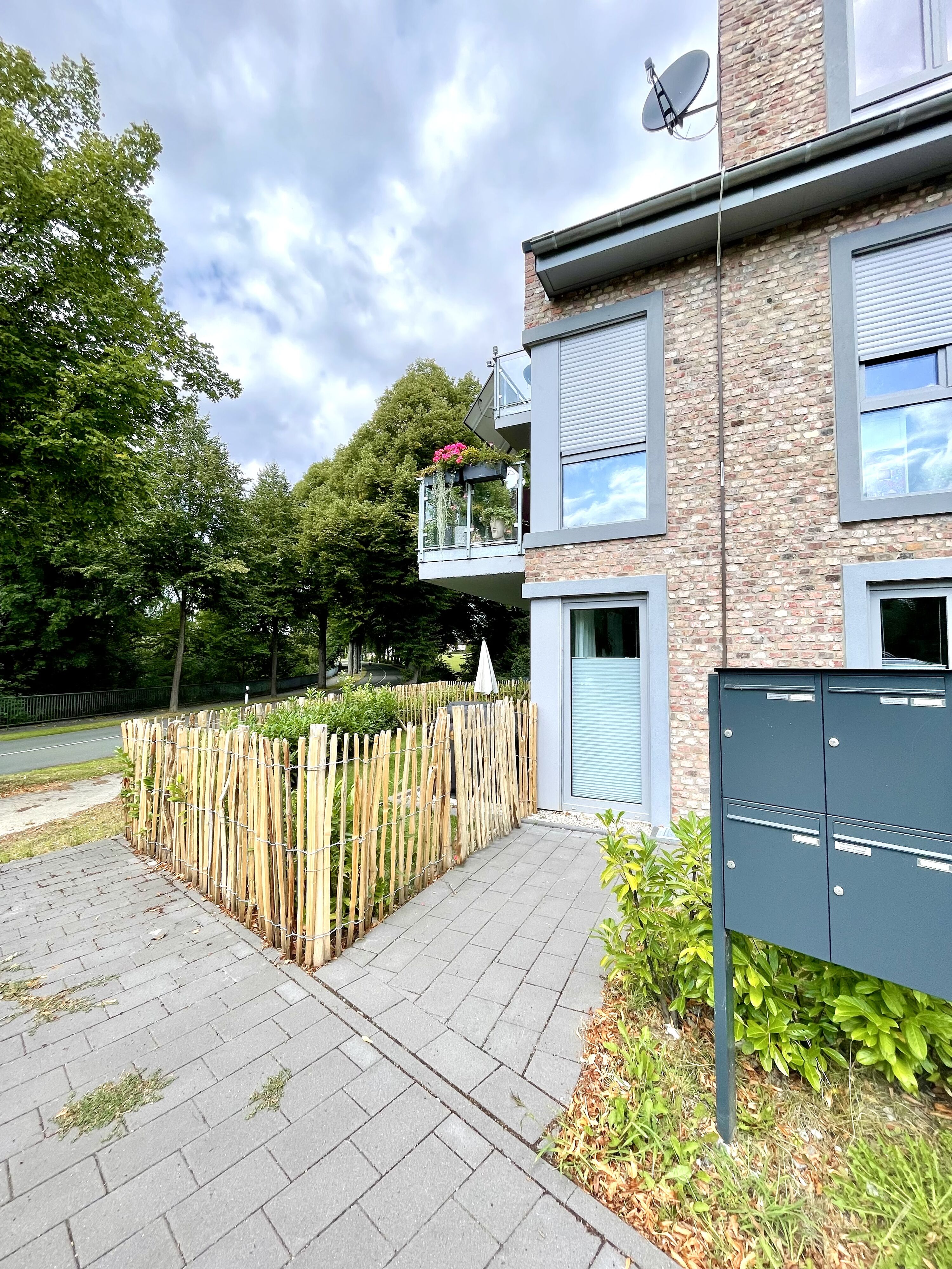 Blick vom Parkplatz, Eingang