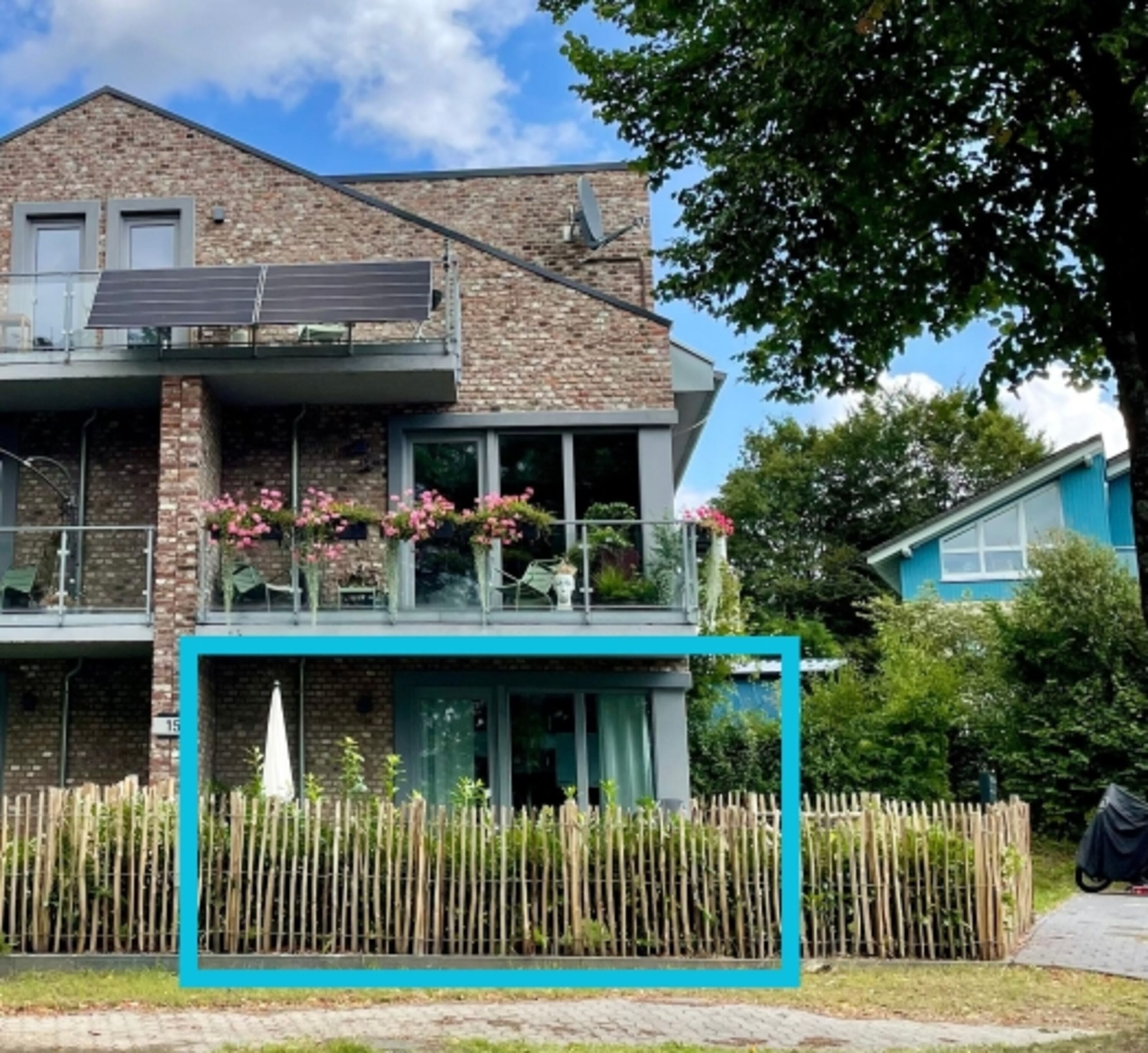 Hausansicht zur Straßenseite, EG mit Garten 1,20m hohen Zaun