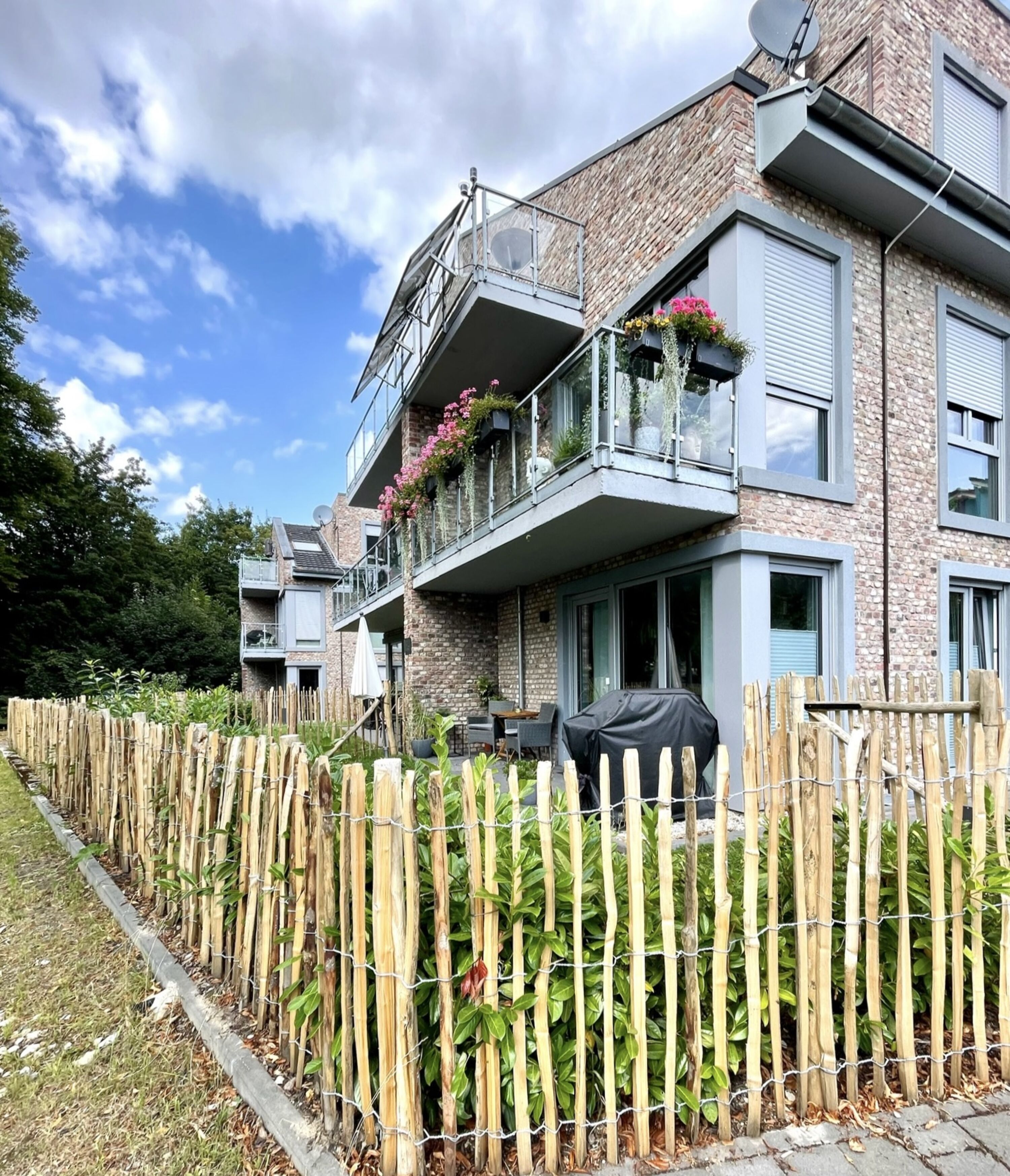 Hausansicht mit Blick auf Terrasse, Wohnung im Erdgeschoss