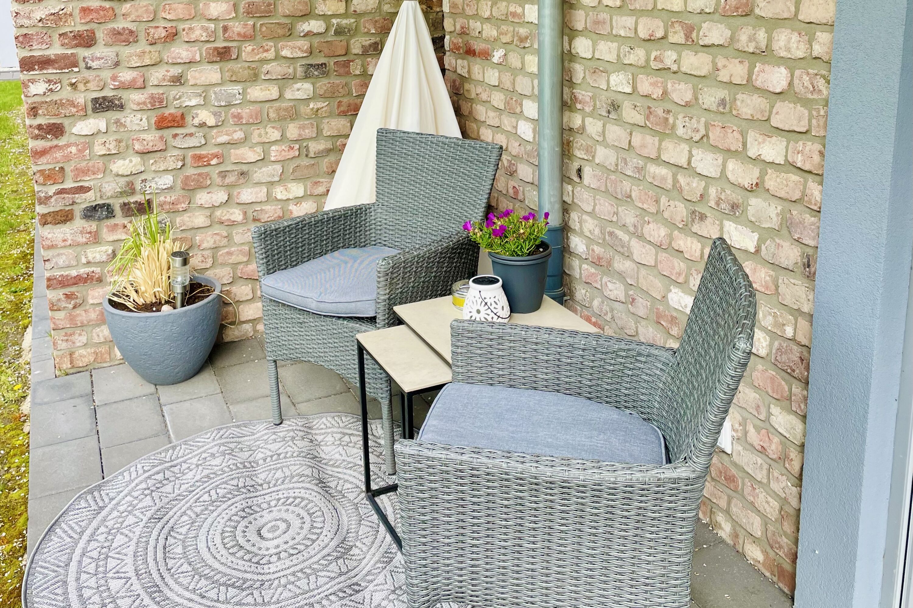 Terrasse mit Sitzmöbeln und Gasgrill