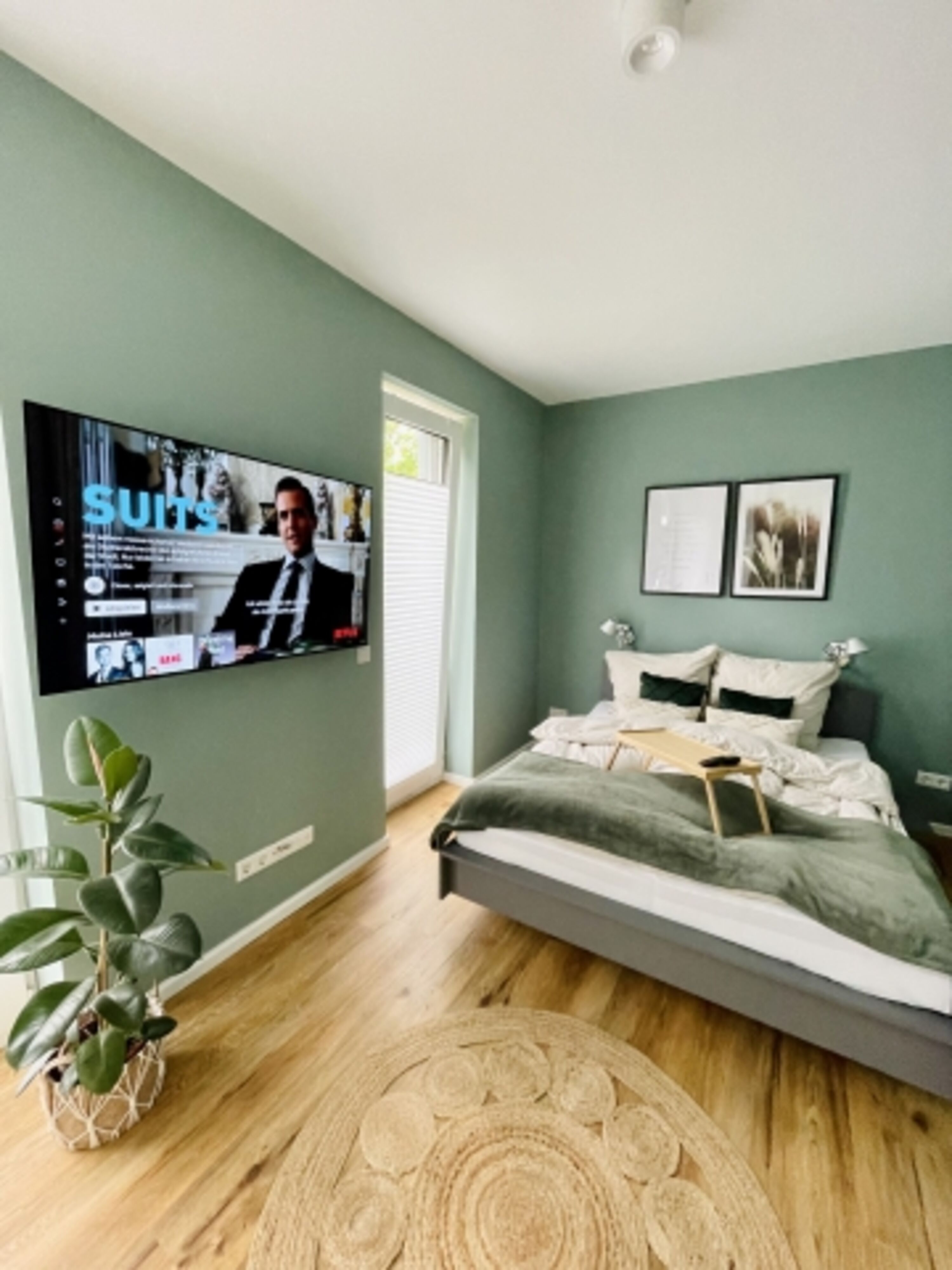 schwenkbarer TV im Schlafzimmer mit Netflix 