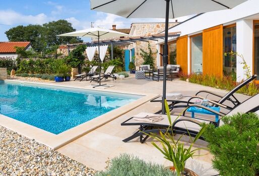 Maxima Agri mit großem Pool