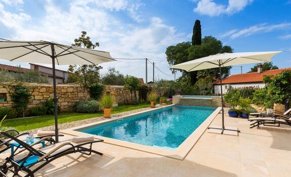 großer Pool mit Kinderpool