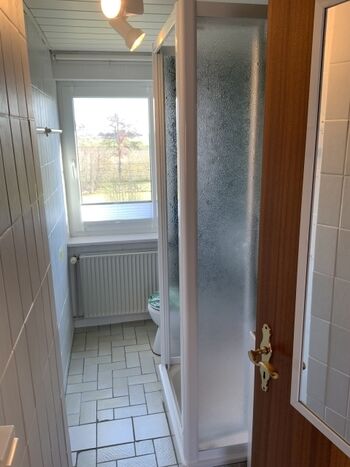 Bad mit Dusche und Gartenblick