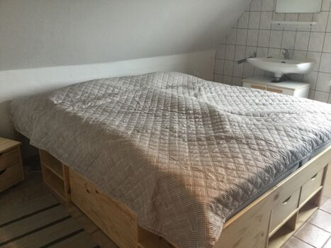 Schlafzimmer 1