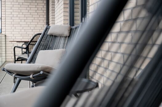 Lounger auf dem großzügigen Balkon