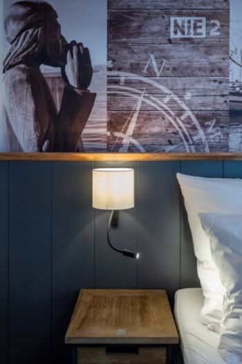 Nachtschrank mit Lampe