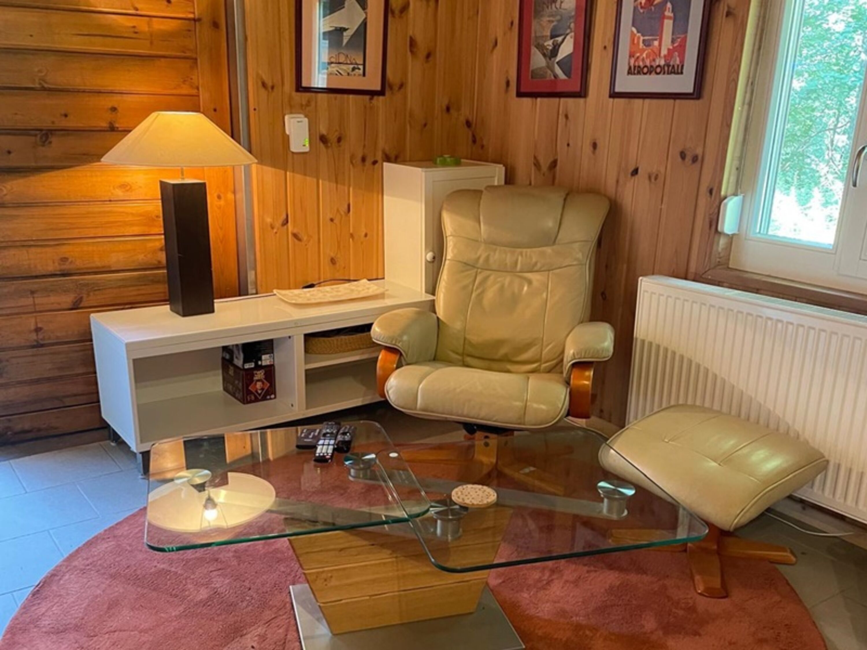Sitzbereich im Schlafzimmer mit Doppelbett (Nebengebäude)
