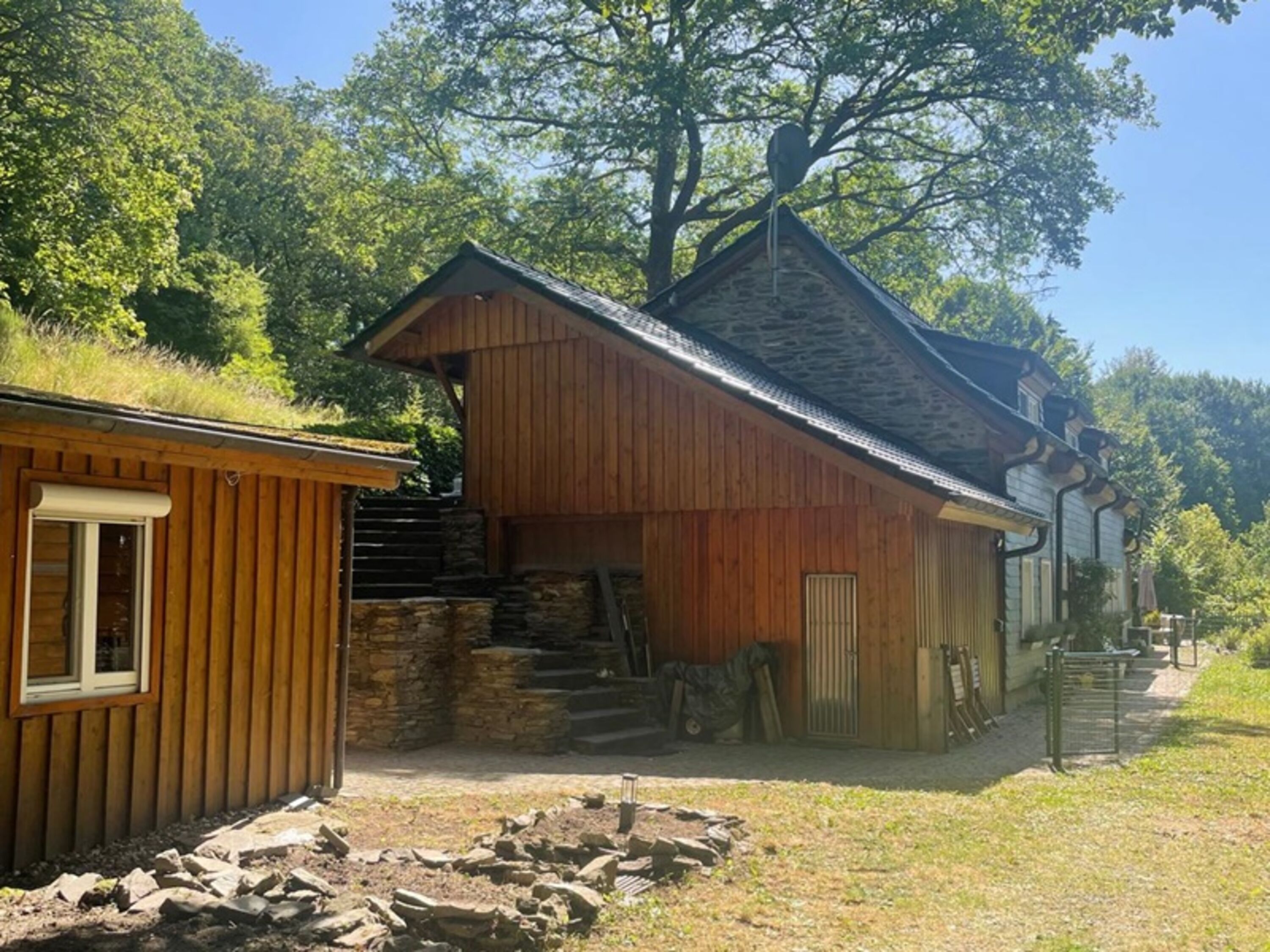 Außenansicht / Haupt- und Nebengebäude