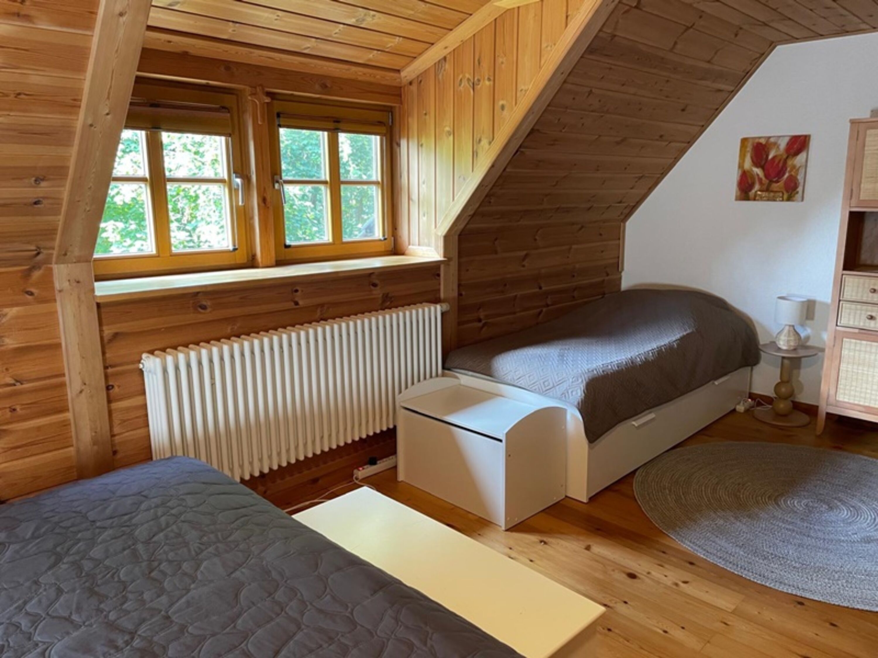 Schlafzimmer mit Doppelbett und Einzelbett