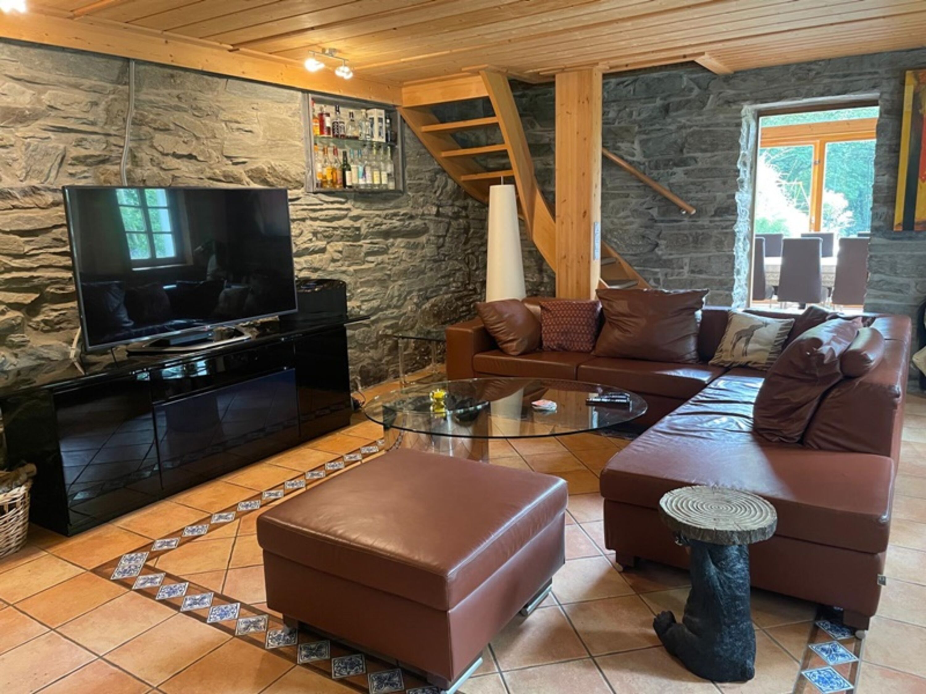 Wohnzimmer mit Kamin