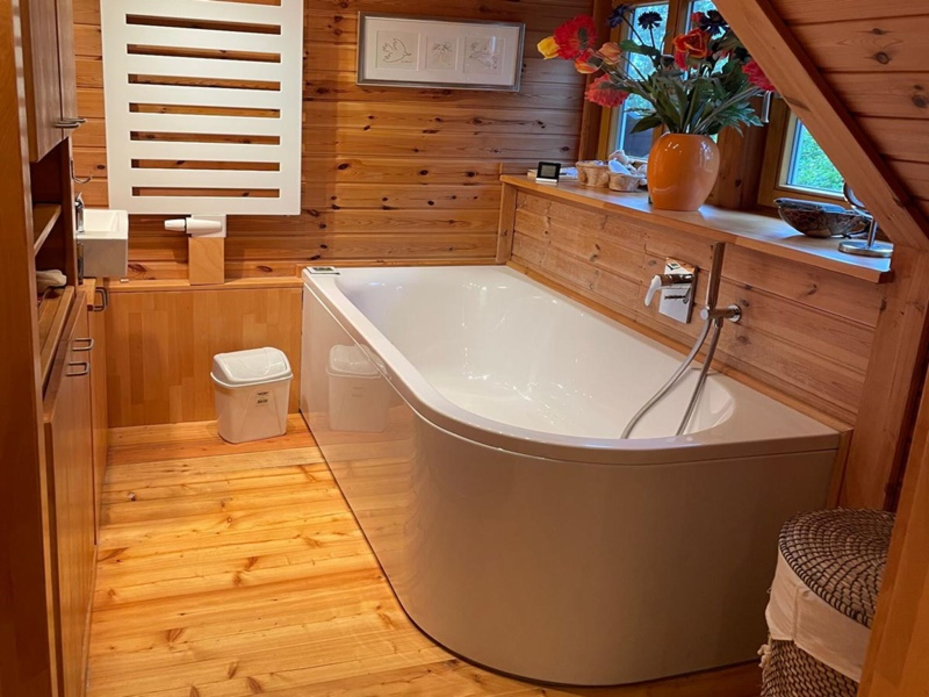 Schlafzimmer mit Doppelbett / Badewanne
