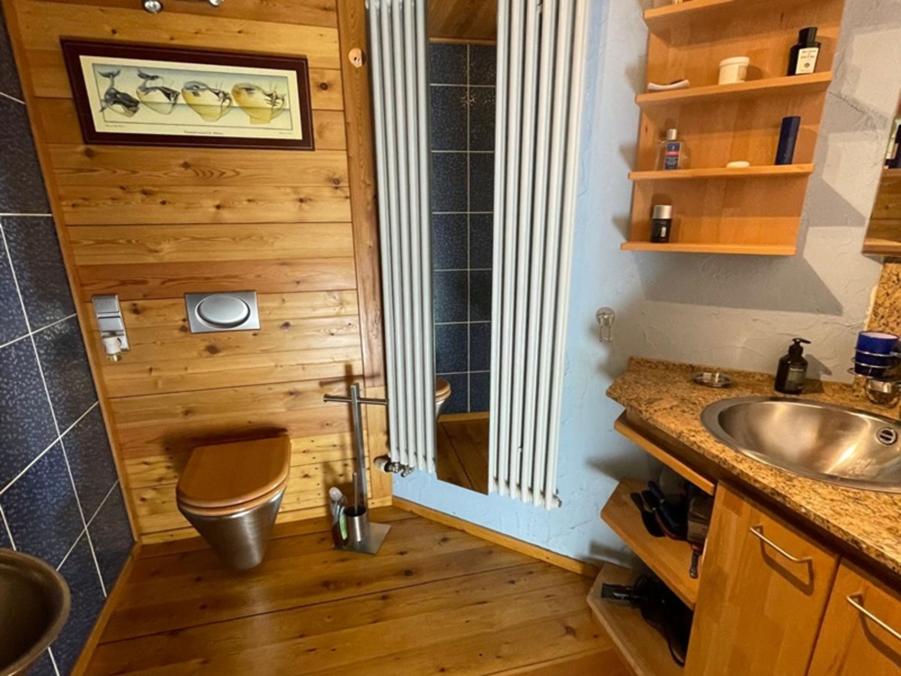 WC zum Schlafzimmer mit Doppelbett
