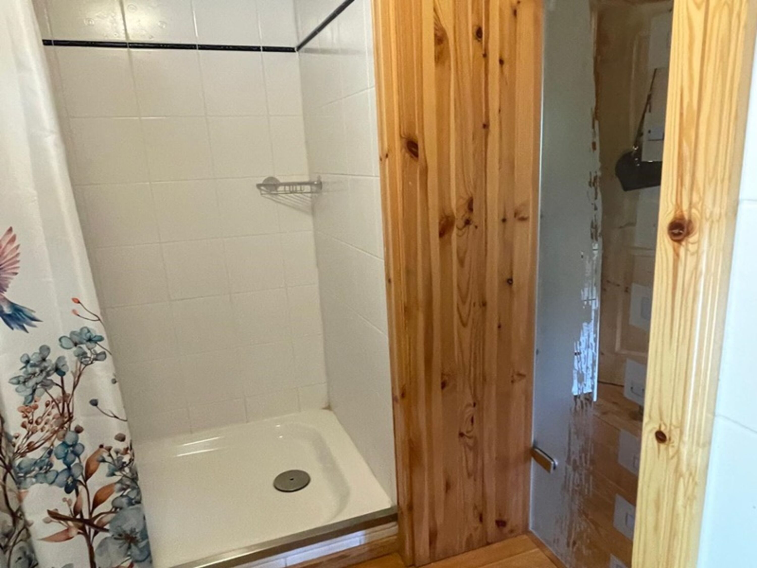 Bad zum Schlafzimmer mit Doppelbett und Einzelbett