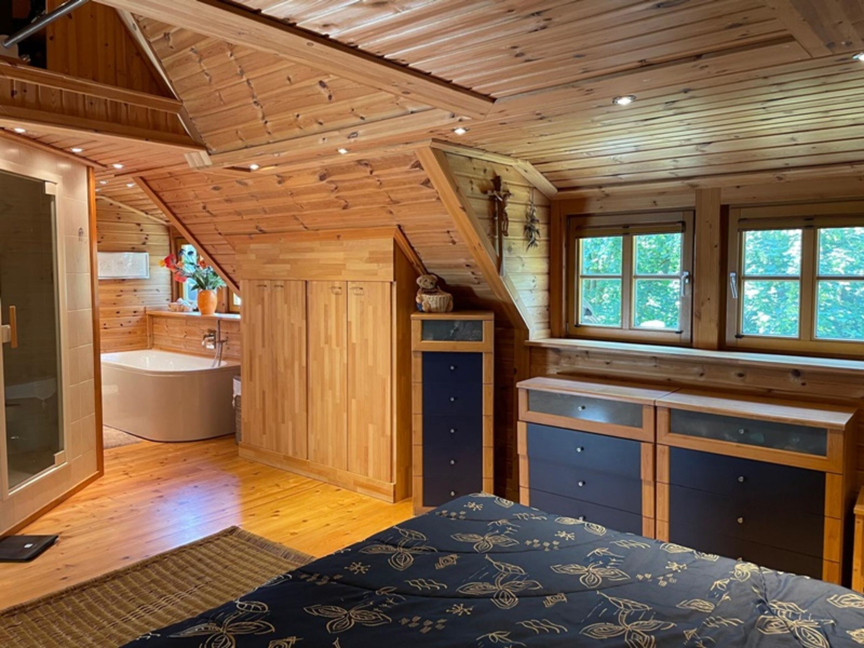Schlafzimmer mit Doppelbett / Badewanne und Dampfsauna