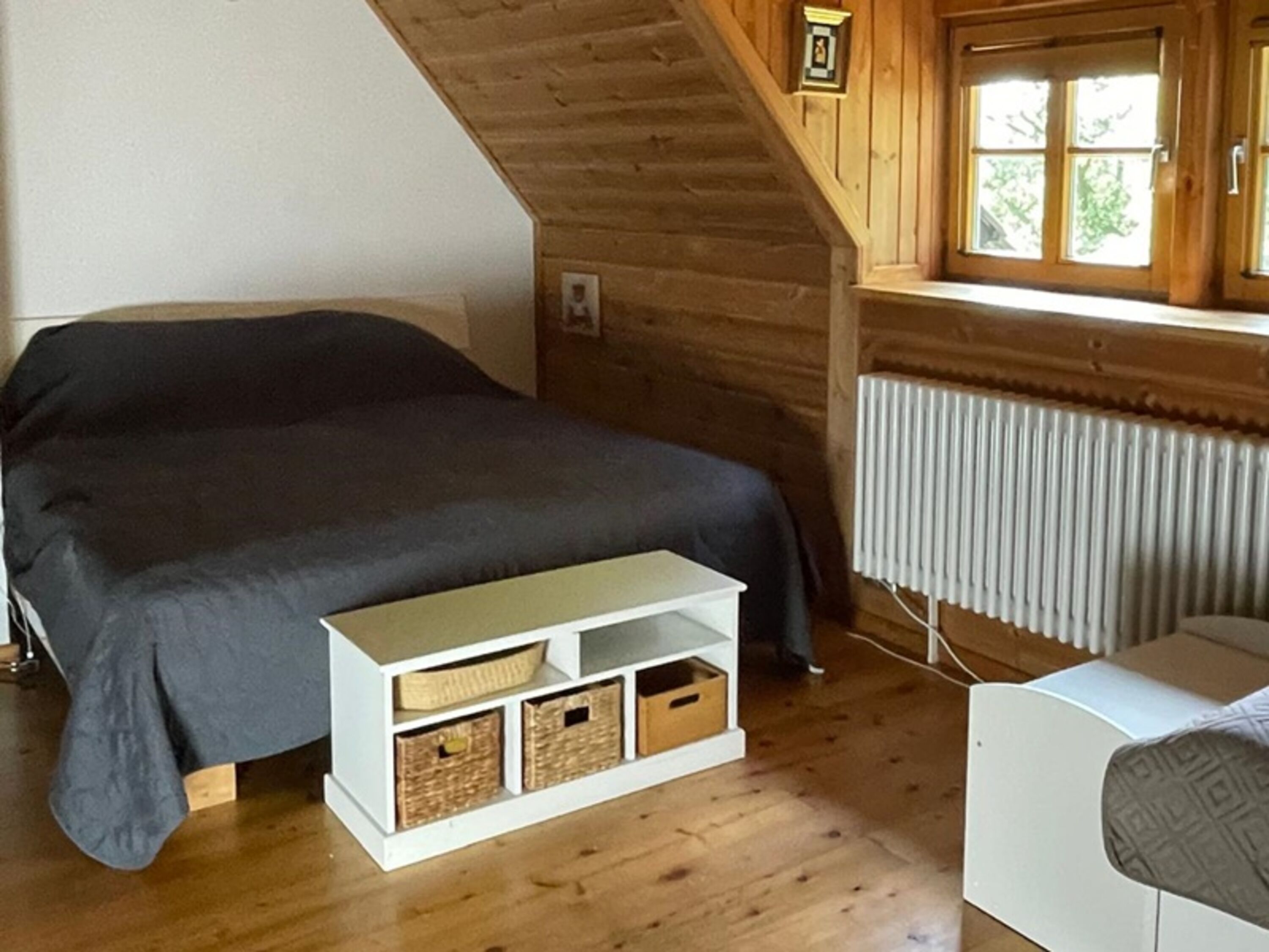 Schlafzimmer mit Doppelbett und Einzelbett