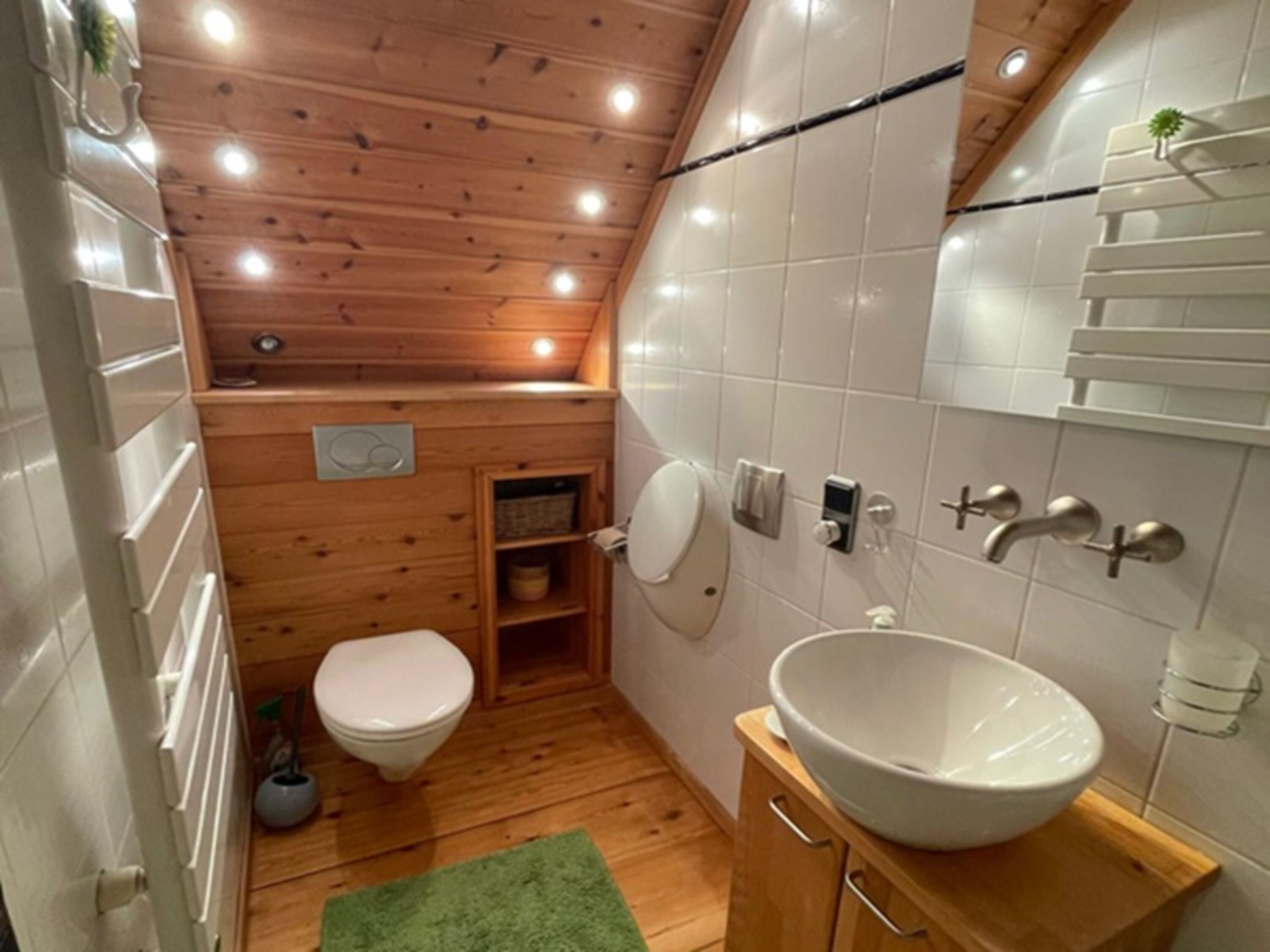 Bad zum Schlafzimmer mit Doppelbett und Einzelbett