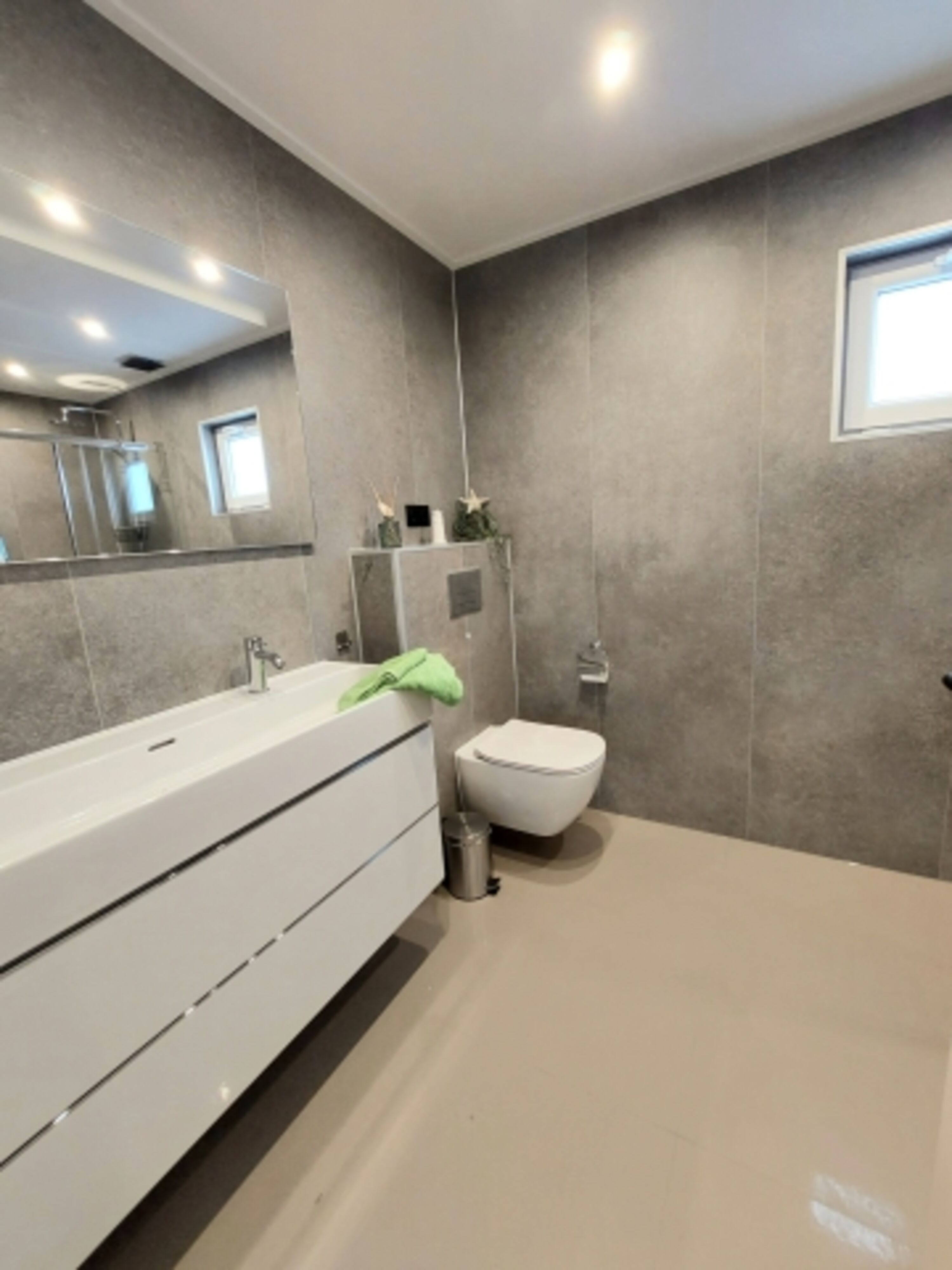 Bad mit Toilette und Dusche
