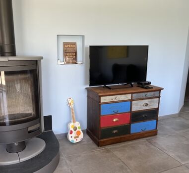 Wohnbereich mit TV und Kamin