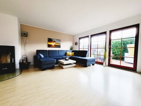 Wohnbereich mit Kamin (Holz) im Erdgeschoss