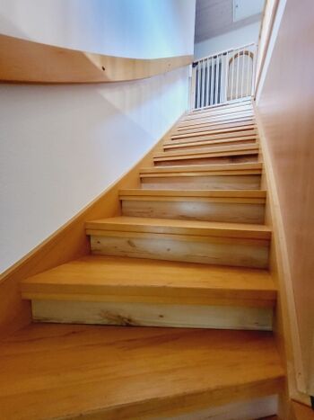 Treppe ins Dachgeschoss, geschlossen, Schutzgittertür