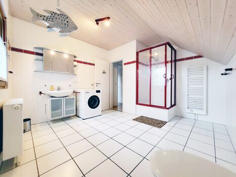 sehr großes Duschbad mit Waschmaschine im Dachgeschoss