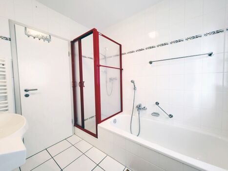 Vollbad mit Duschkabine und Badewanne im Erdgeschoss