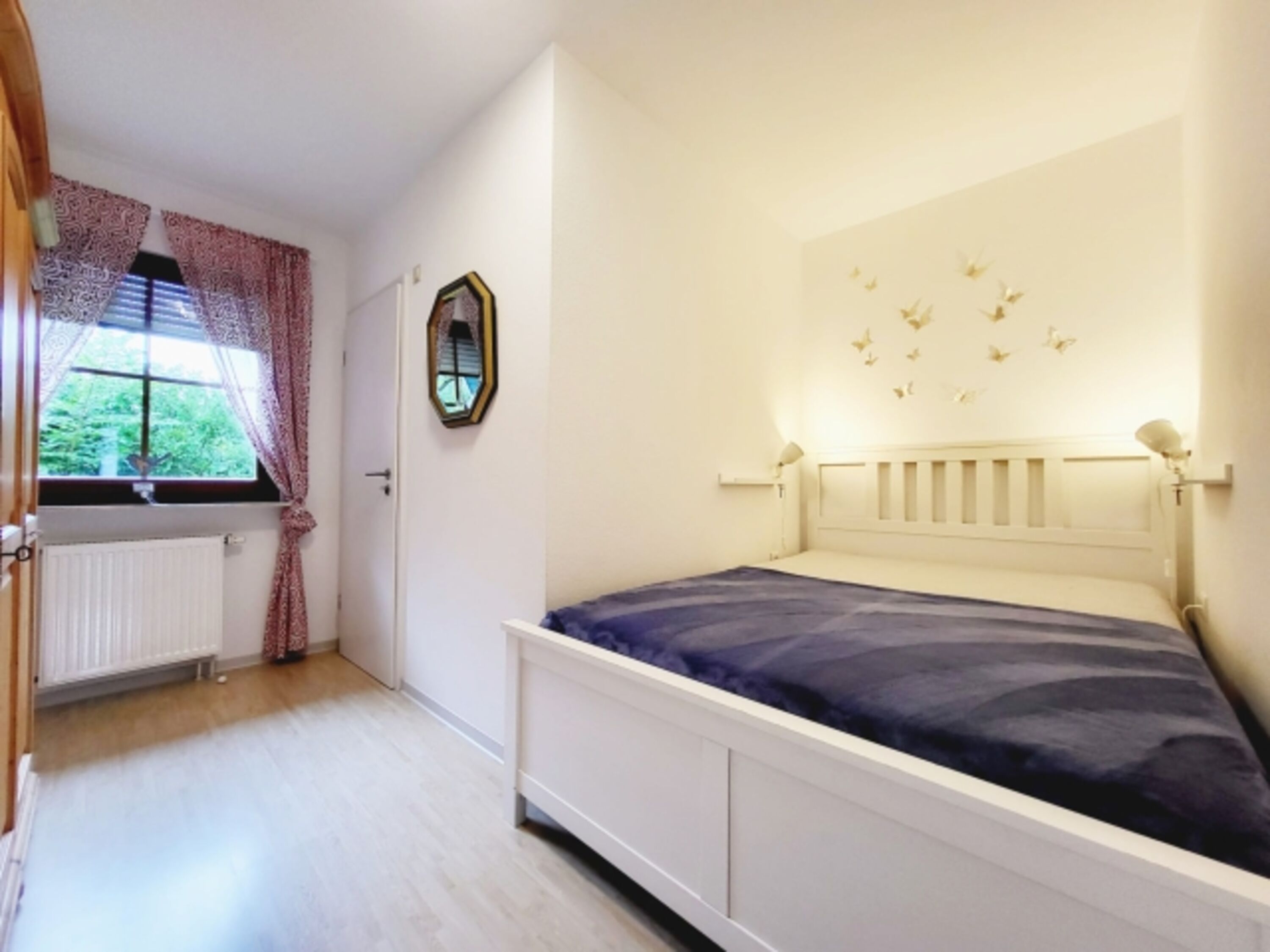 Schlafzimmer mit Doppelbett TV im Erdgeschoss