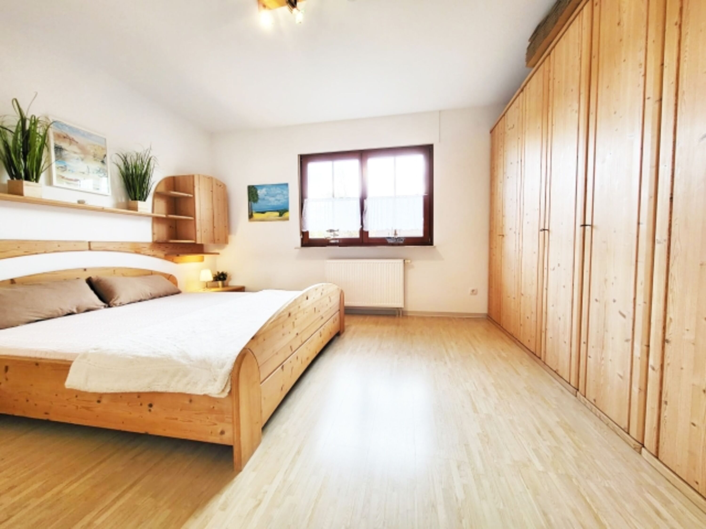 Schlafzimmer mit Doppelbett TV im Erdgeschoss