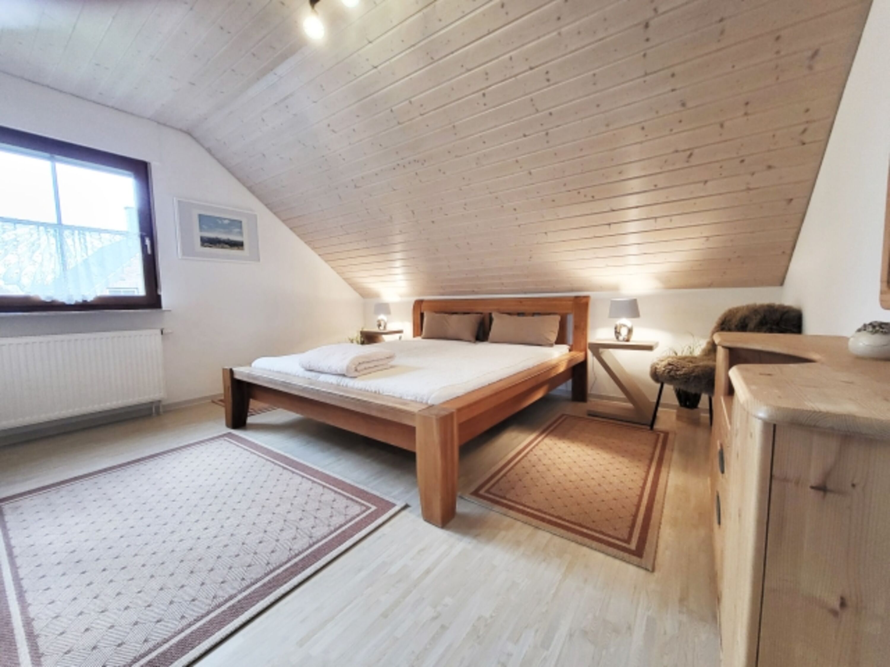 Schlafzimmer mit Doppelbett TV im Dachgeschoss