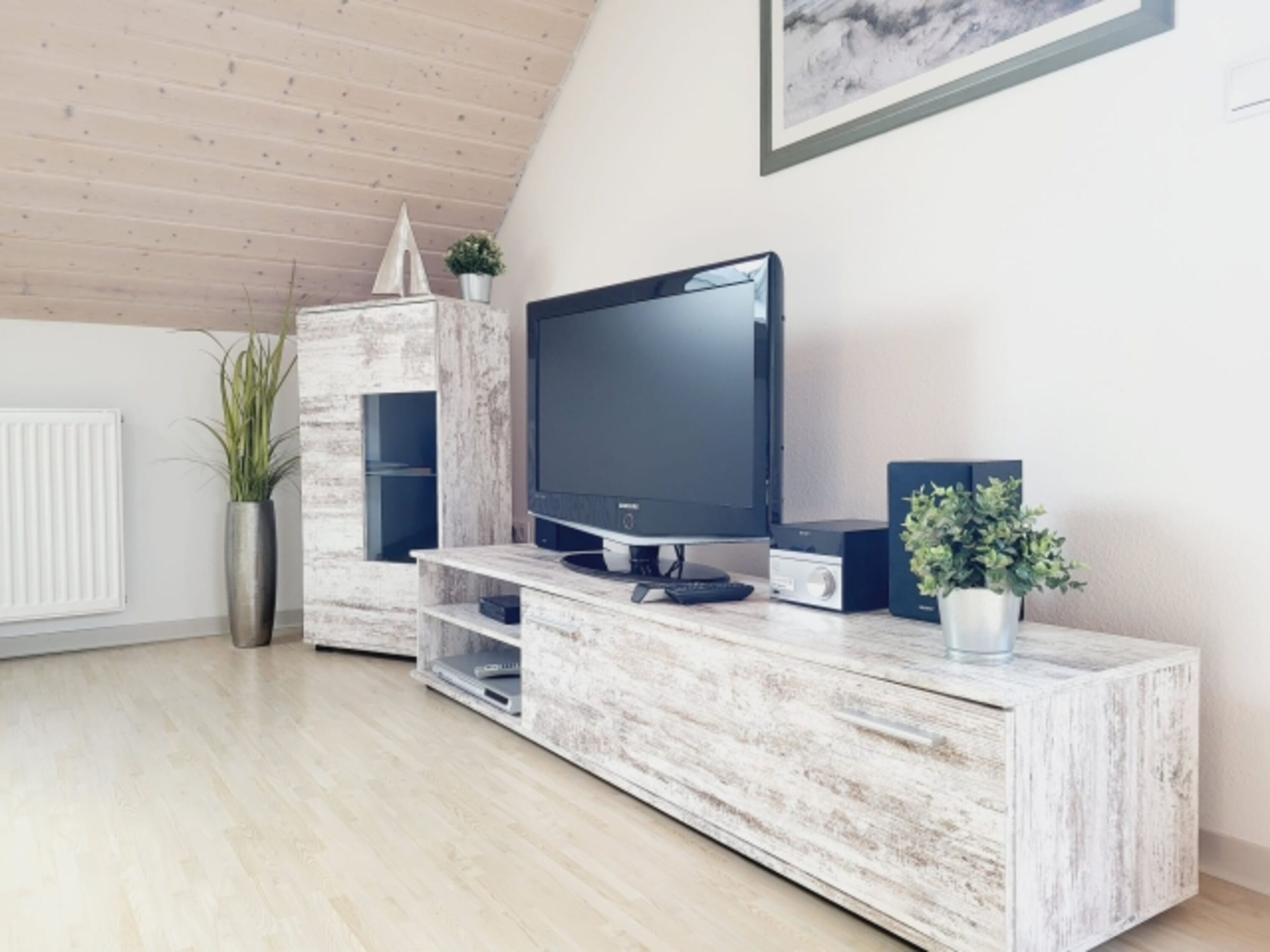 Wohnbereich mit TV, CD, Radio und DVD-Player im Dachgeschoss