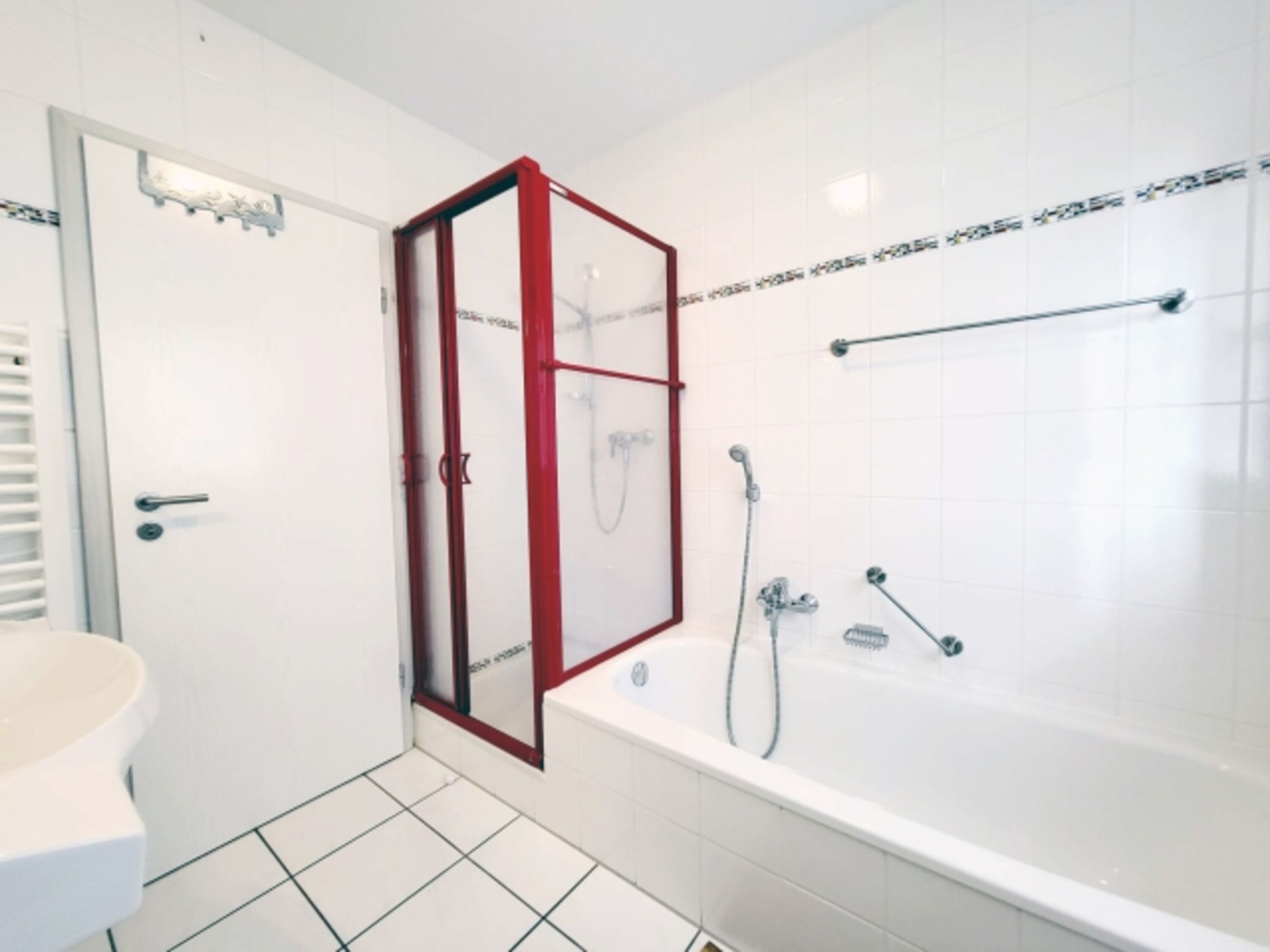 Vollbad mit Duschkabine und Badewanne im Erdgeschoss
