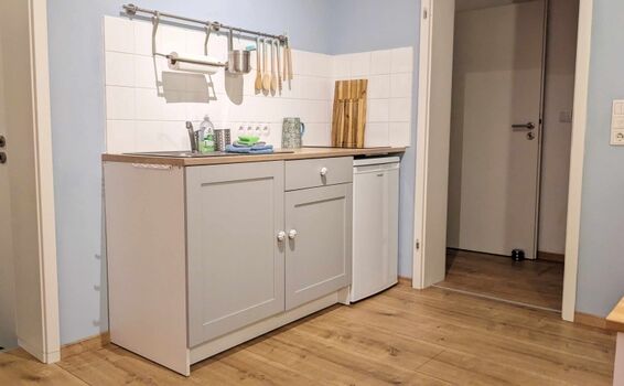 Küchenzeile mit Herd, Kühlschrank und Spüle