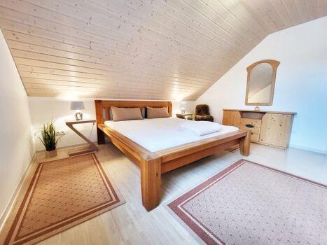 großes Schlafzimmer mit TV und Doppelbett