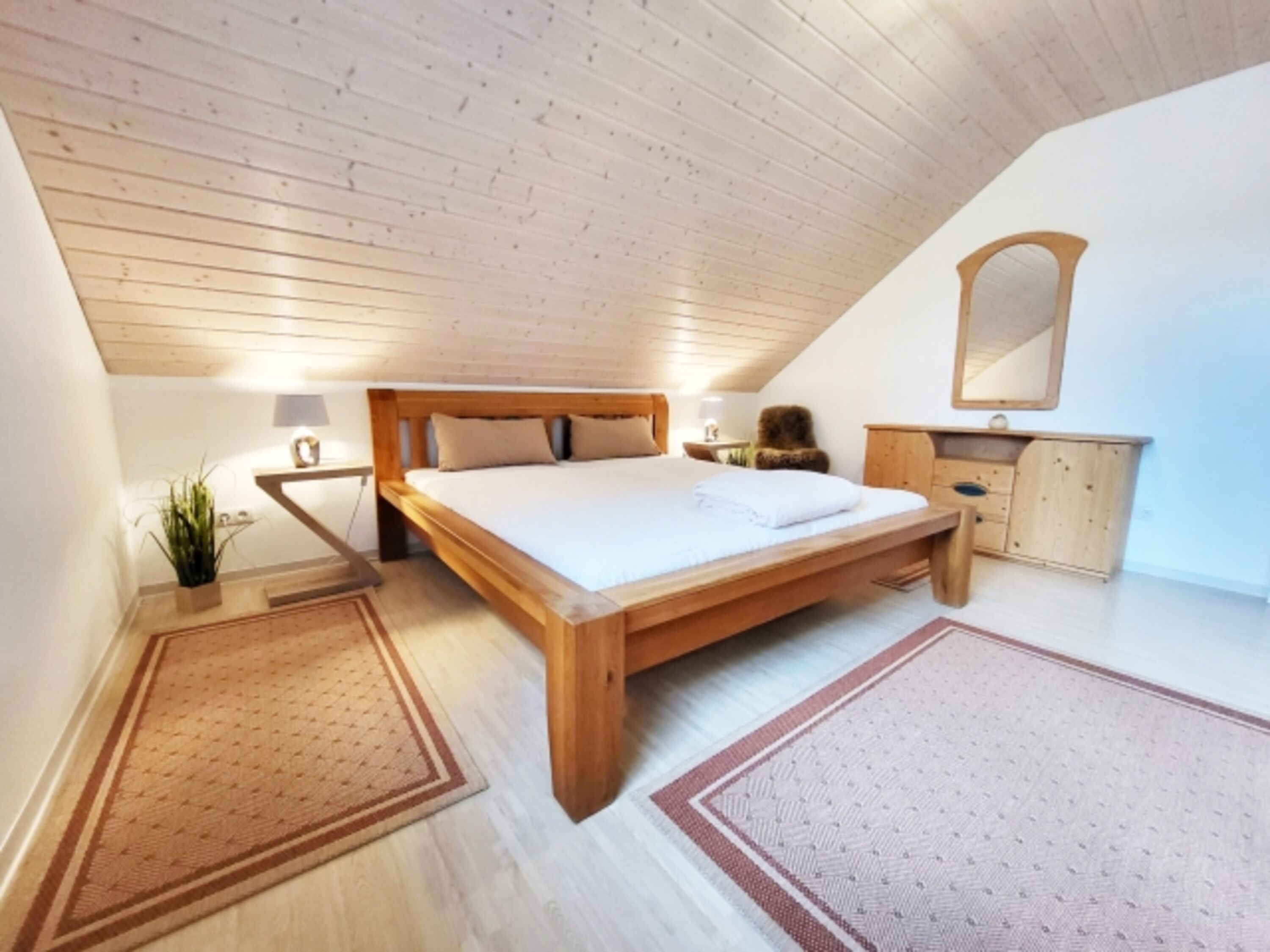 großes Schlafzimmer mit TV und Doppelbett