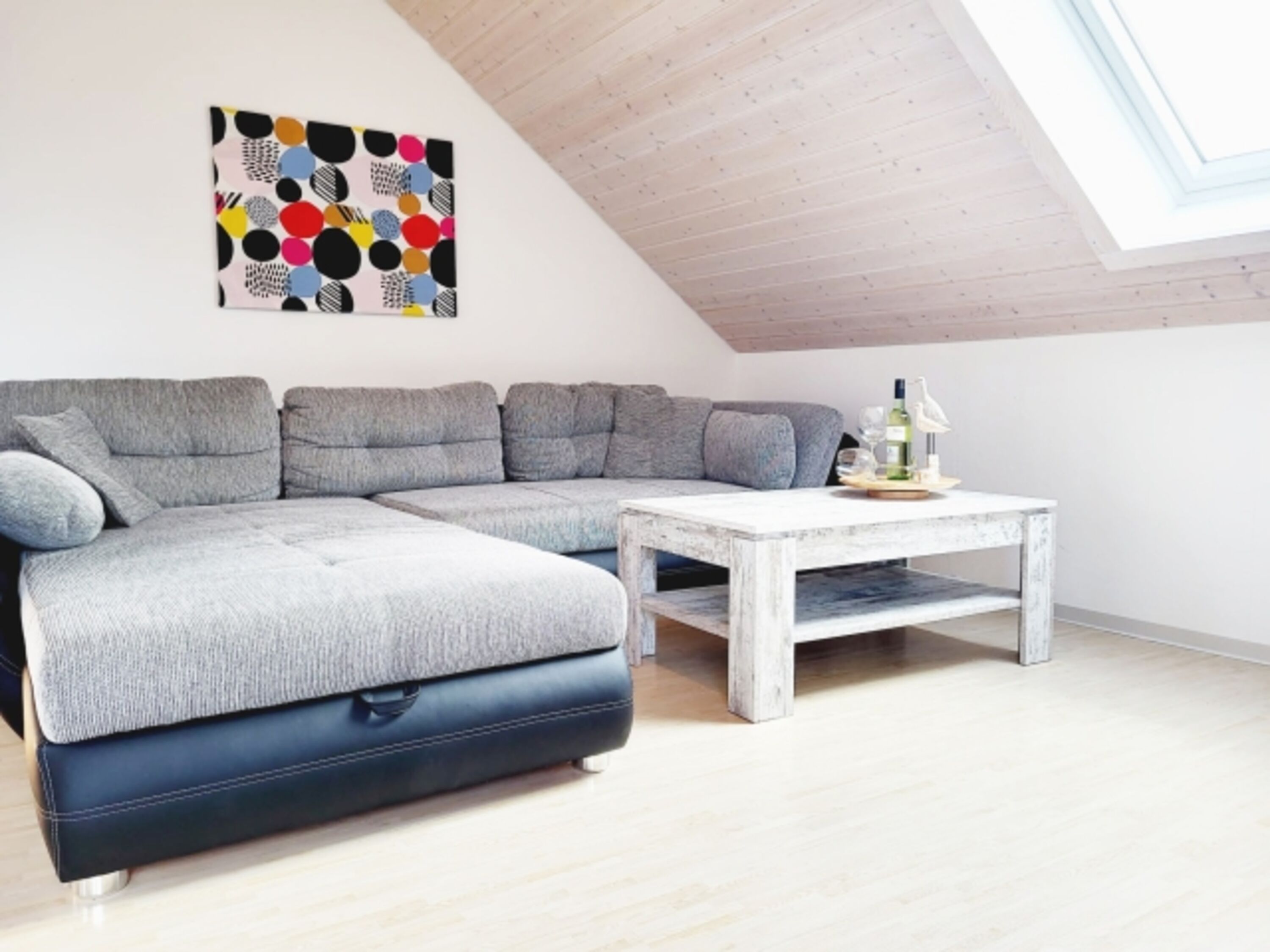 Wohnbereich (Sofa ist als gemütliche Schlafgelegenheit für 2 weitere Personen nutzbar)