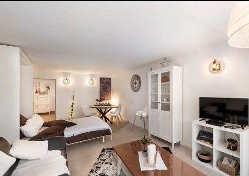 Wohnzimmer mit Schrankbett