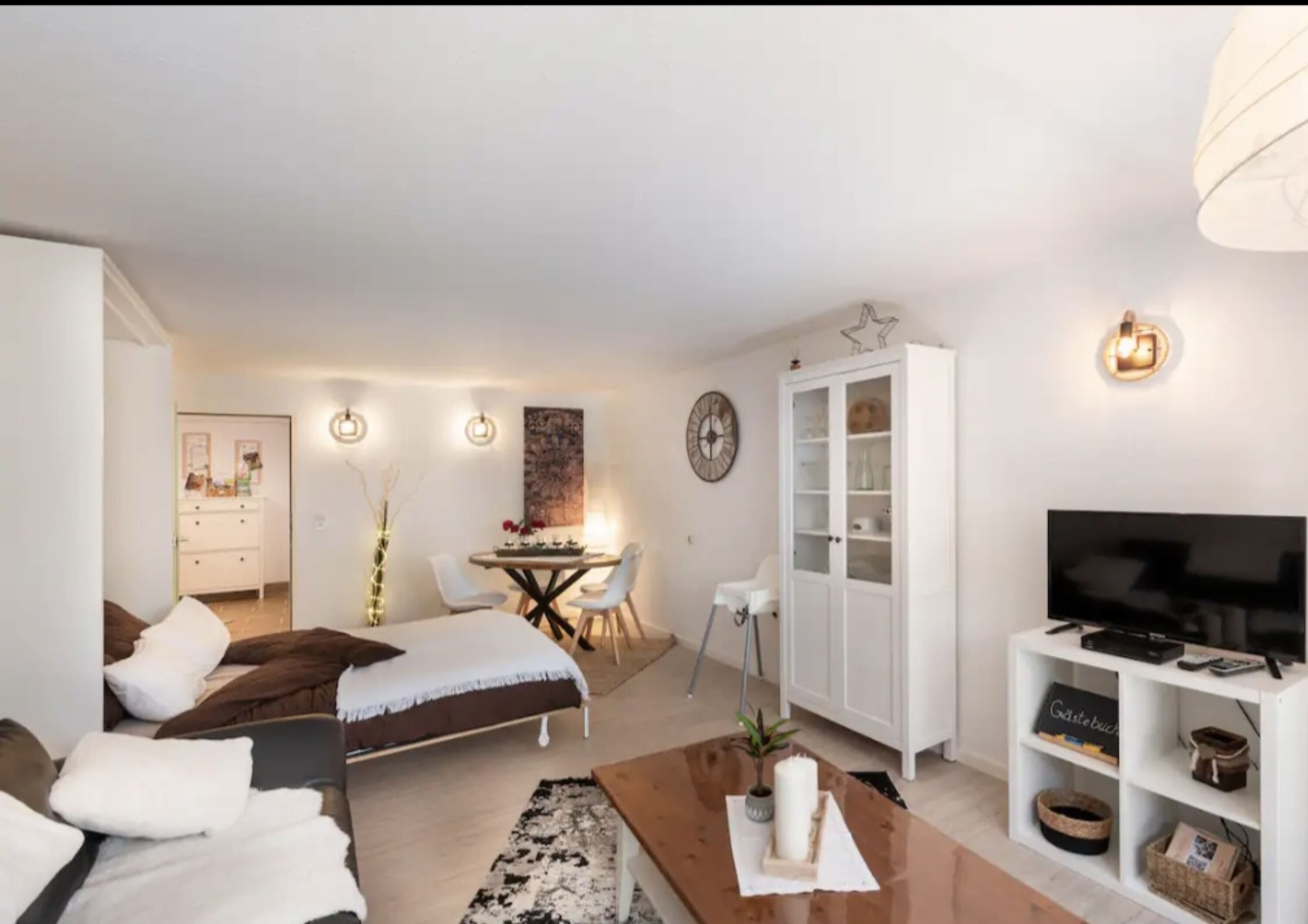 Wohnzimmer mit Schrankbett
