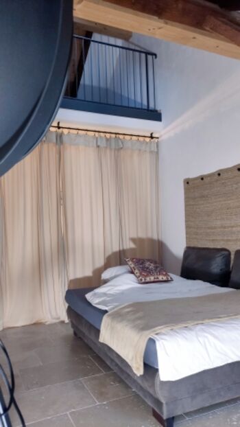 Schlafsofa, räumlich mit Vorhang abtrennbar