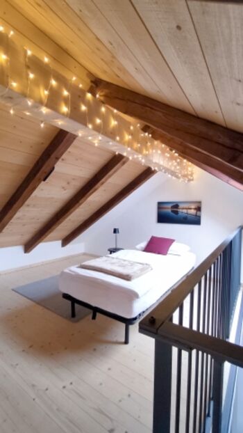 Einzelbett auf der offenen Galerie