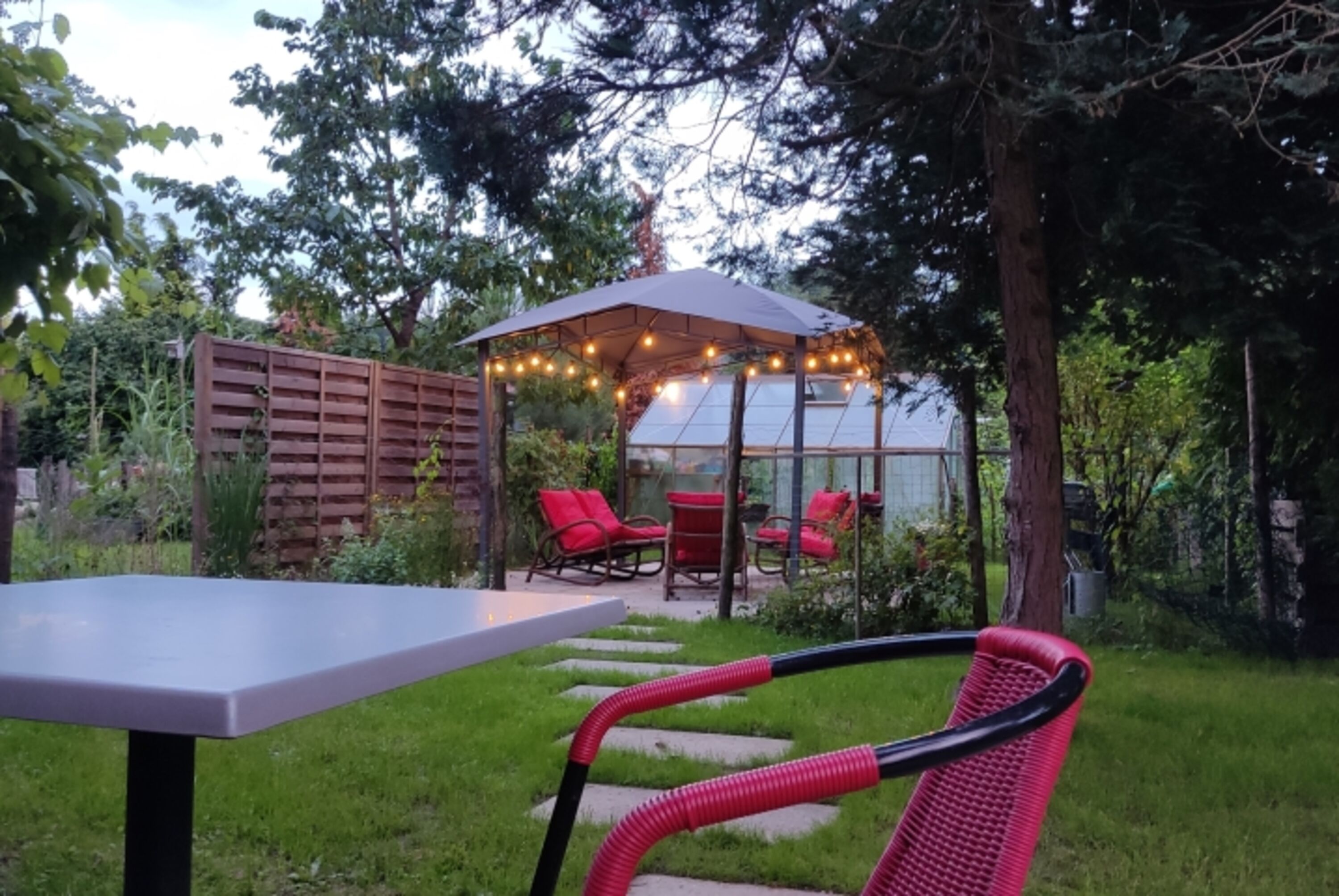 Gästebereich im Garten, Pavillion. Mai - Ende Oktober Gästebereich im Garten