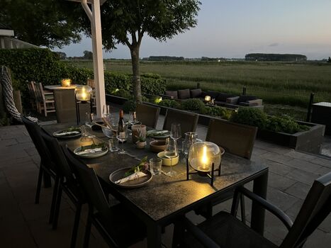 Überdachter Sitzbereich für 6-8 Personen 