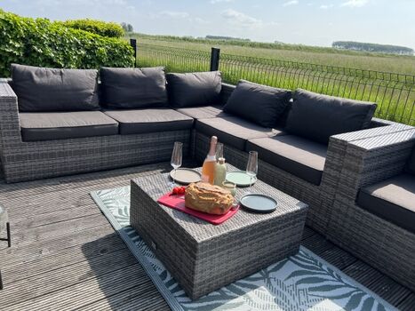 Loungebereich auf dem Holzsteg