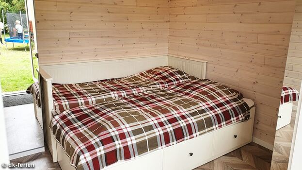 Doppelbett in einem der Schlafräume auf dem Grundstück